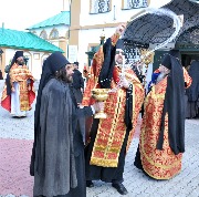 Крестный ход  в стенах обители.